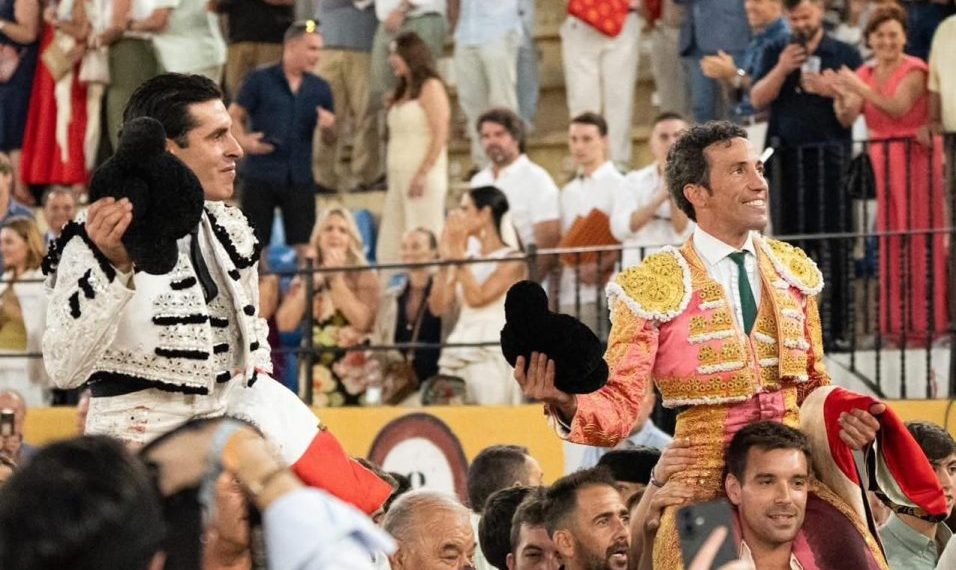 Talavante y David de Miranda salen a hombros en una gran tarde de toros en Marbella