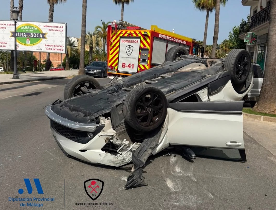 Sale por sus propios medios de un coche volcado tras una colisión en Alhaurín el Grande - Accidente Alhaurin Una persona herida tras volcar un turismo en una colisión en Alhaurín el Grande