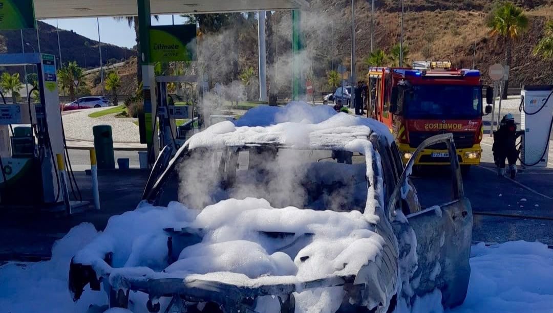 Arde por completo un turismo en una gasolinera de La Cala del Moral - Arde por completo un turismo en una gasolinera de La Cala del Moral e1783534237332 Arde por completo un turismo en una gasolinera de La Cala del Moral