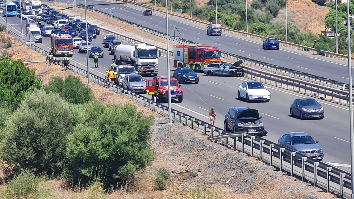 Una colisión múltiple provoca un amplio despliegue de emergencias en la A-7 - Choque coche Accidente en Estepona