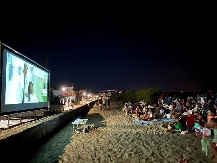El Cine de Verano vuelve a Playa Ancha en Casares Costa - IMG 0897 El Cine de Verano vuelve a Playa Ancha en Casares Costa - IMG 0897