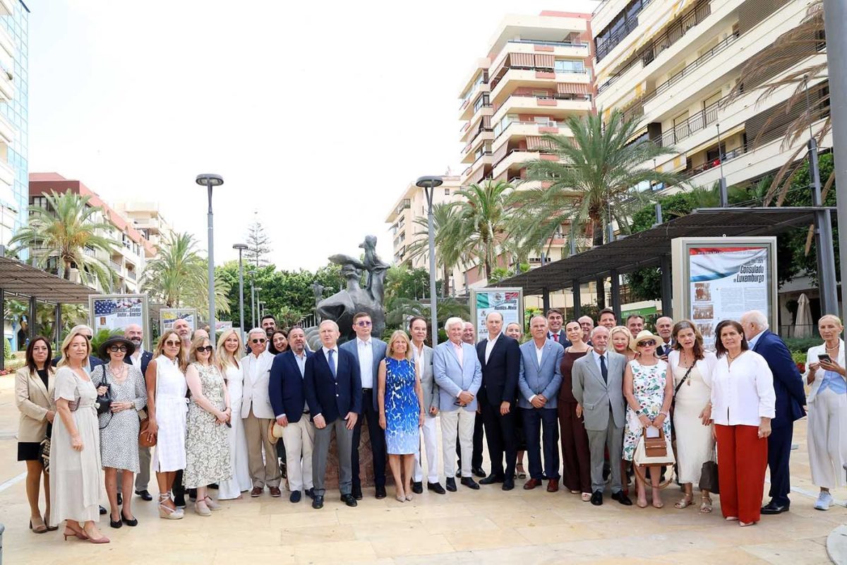 Marbella recorre cuatro siglos de diplomacia con una exposición al aire libre - Marbella Cuerpo Consular La alcaldesa asistió a la inauguración de la exposición