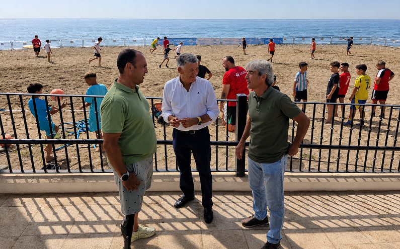 San Pedro Alcántara ofrece fútbol playa gratis para niños de 5 a 16 años - Marbella campus futbol playa La Playa de La Salida se convierte en aula deportiva para decenas de menores