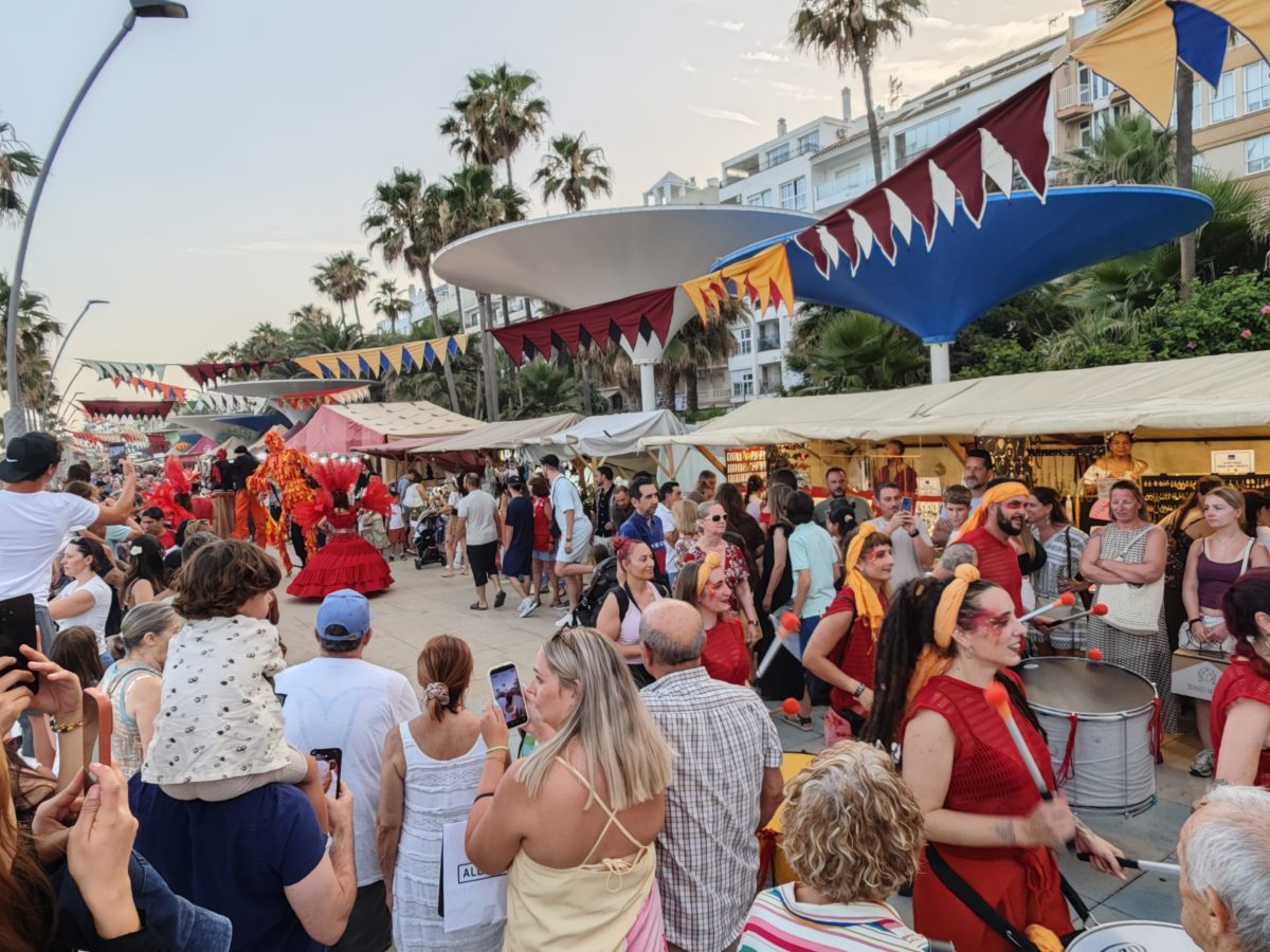 El mercadillo de verano de Estepona ya está abierto: horarios, fechas y actividades - Mercadillo paseo maritimo Mercadillo paseo marítimo estepona