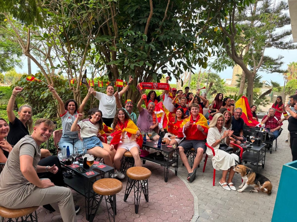 Velvet55 conquista Estepona con un lleno absoluto durante la final del Mundial: más de 200 personas vibraron con el triunfo de España - Velvet55 final mundial Final del Mundial de España en la terraza de Velvet55. / D.MACÍAS