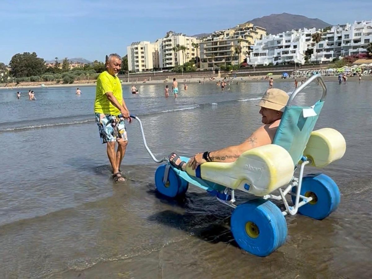 Estepona pone en marcha una nueva edición del programa de baños asistidos para personas con movilidad reducida - WhatsApp Image 2026 07 02 at 14.32.54 Baños asistidos en la Playa del Cristo de Estepona.
