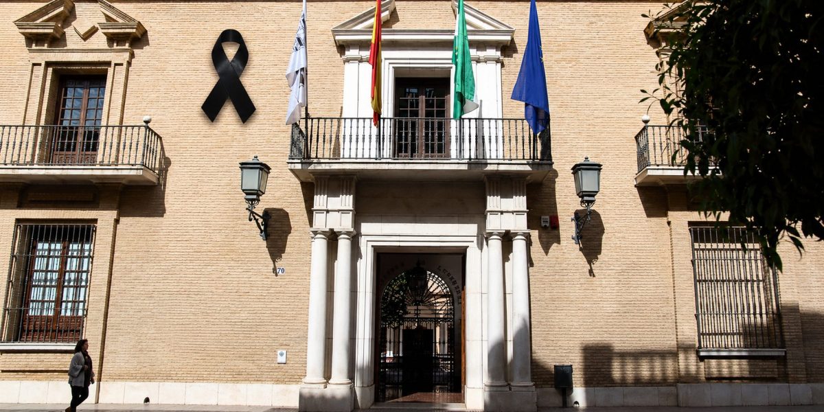 Banderas a media asta y dos días de luto por el crimen machista de Antequera - antequera luto antequera luto