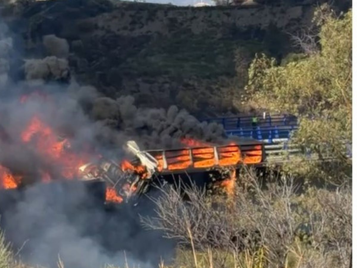 La AP-7 recupera la normalidad mientras sigue la investigación del accidente mortal en Benahavís - imagen incendio camion benahavis La AP-7 recupera la normalidad mientras sigue la investigación del accidente mortal en Benahavís - imagen incendio camion benahavis