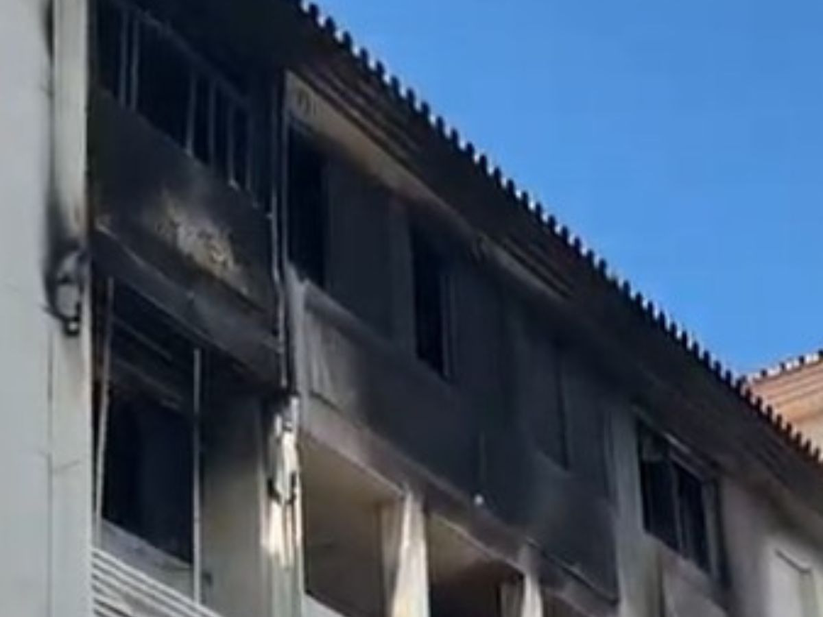 Los vecinos salen a la calle para pedir más bomberos en Benalmádena tras el incendio mortal en Arroyo de la Miel