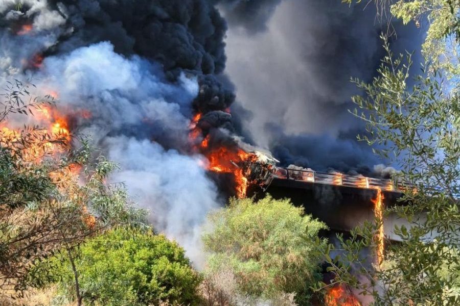 Nuevo incendio forestal en Benahavís tras salir ardiendo un camión cisterna en la AP-7 - incendio camion benahavis e1783961595625 Nuevo incendio forestal en Benahavís tras salir ardiendo un camión cisterna en la AP-7 - incendio camion benahavis e1783961595625