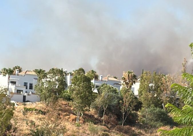 Desalojadas de forma preventiva unas 96 personas de los apartamentos Four Season por el incendio de Benahavís - incendio estepona benahavis 2 e1783626190730 incendio estepona benahavis (2)
