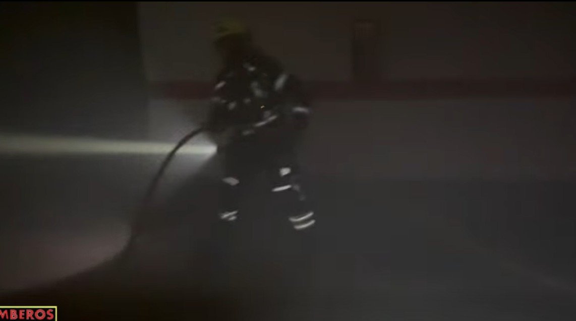 Un incendio en un cuadro eléctrico llena de humo el garaje de un complejo comercial en Mijas - intervencion bomberos mijas