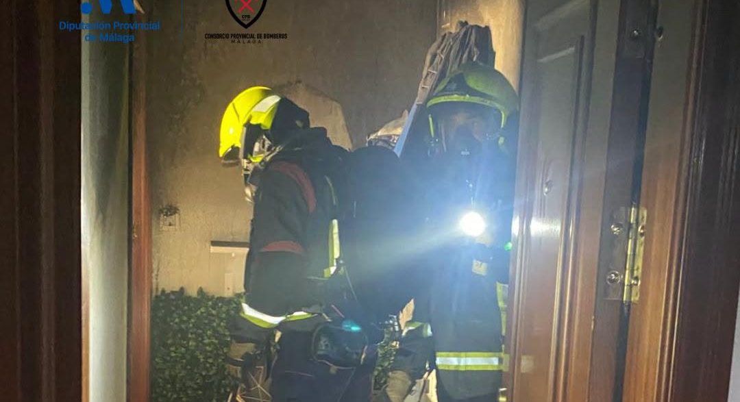 Rescatan a una persona atrapada en un incendio de una vivienda en Torremolinos - intervencion bomberos vivienda torremolinos e1783595620108 Rescatan a una persona atrapada en un incendio de una vivienda en Torremolinos - intervencion bomberos vivienda torremolinos e1783595620108
