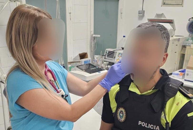 Un menor propina varios puñetazos a un policía tras darle el alto por hacer caballitos en una zona peatonal de Fuengirola - policia fuengirola e1783850850463 policia fuengirola
