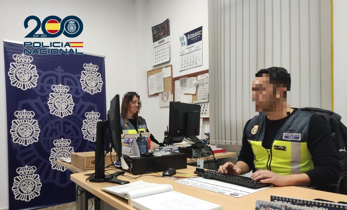 Detenido un joven por estafar a seis mayores en cajeros de Málaga - policia nacional buen samaritano policia nacional buen samaritano