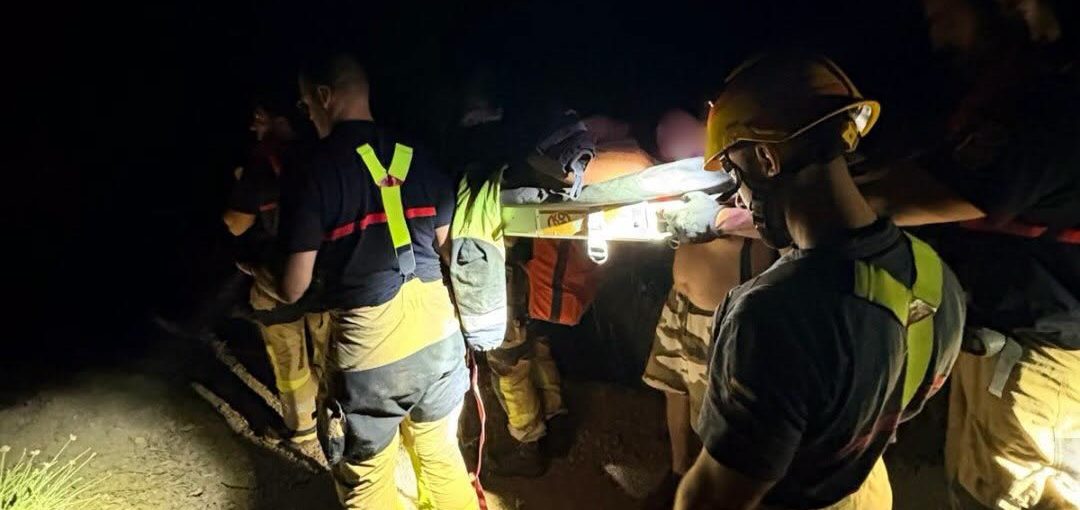 Rescatan a una persona tras caer por un terraplén en la carretera A-7001 en Málaga - rescate malaga e1784207935886 rescate malaga