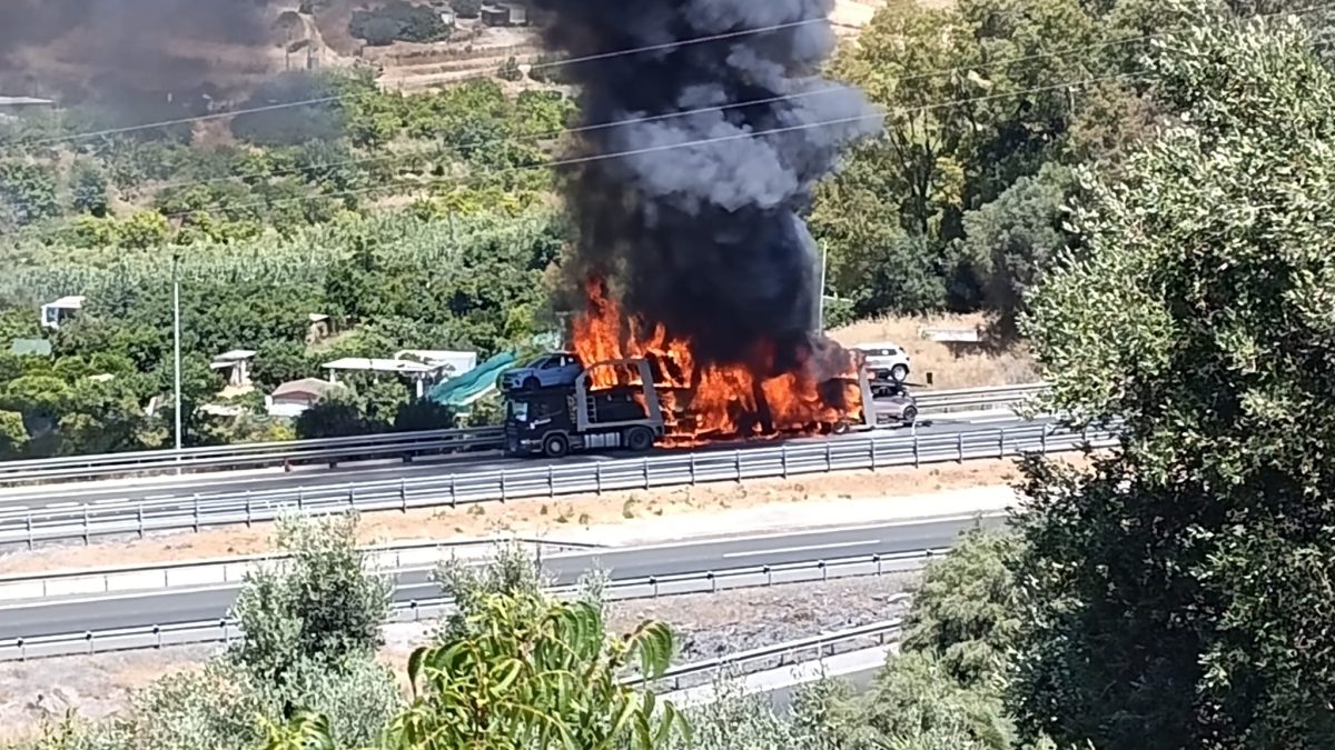 Las llamas devoran un tráiler cargado de coches en la AP-7 a la altura de Estepona - trailer incendidado estepona Las llamas devoran un tráiler cargado de coches en la AP-7 a la altura de Estepona - trailer incendidado estepona