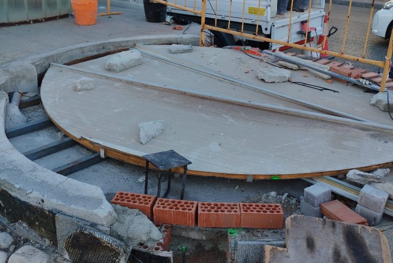 Benalmádena reforma por completo la rotonda de Solymar después de un accidente - Benalmadena Plaza Solymar Una nueva máquina permite reparar con medios propios la rotonda de Solymar