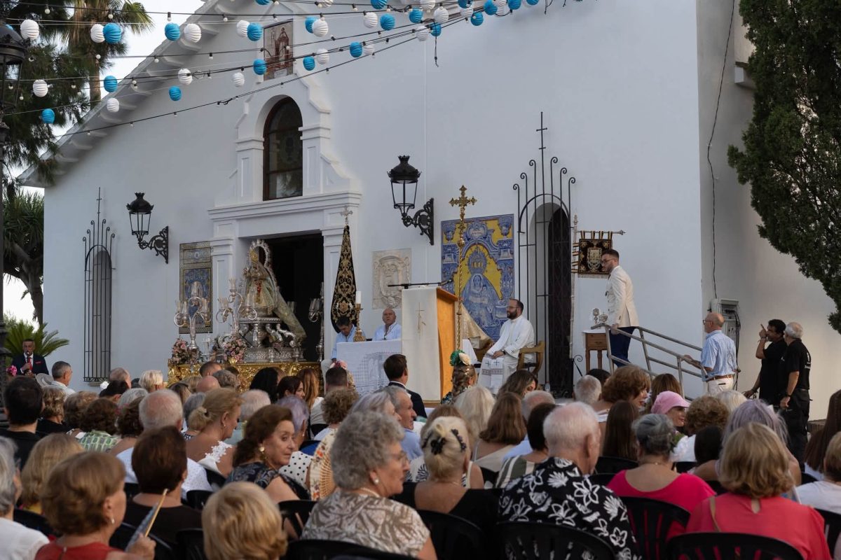 Benalmádena Pueblo arropa a la Virgen de la Cruz en una ofrenda floral llena de emoción - Benalmadena Virgen de la Cruz Una imagen del acto religioso