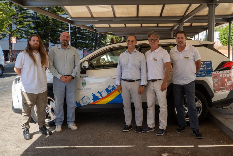 Los taxis de Benalmádena estrenan nueva uniformidad para reforzar su imagen ante vecinos y turistas - Benalmadena El alcalde, junto a varios taxistas