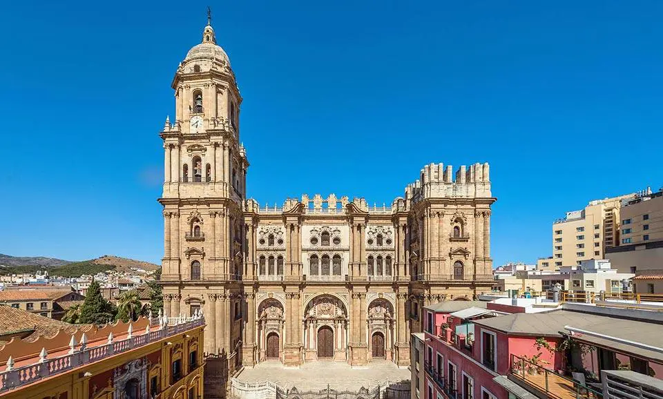 Susto en el centro de Málaga por la presencia de humo en la Catedral - Catedral de Malaga Catedral de Málaga