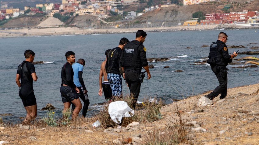 Marruecos frustra un intento de entrada irregular en Ceuta de cientos de migrantes - Crisis migratoria Ceuta Crisis migratoria en Ceuta