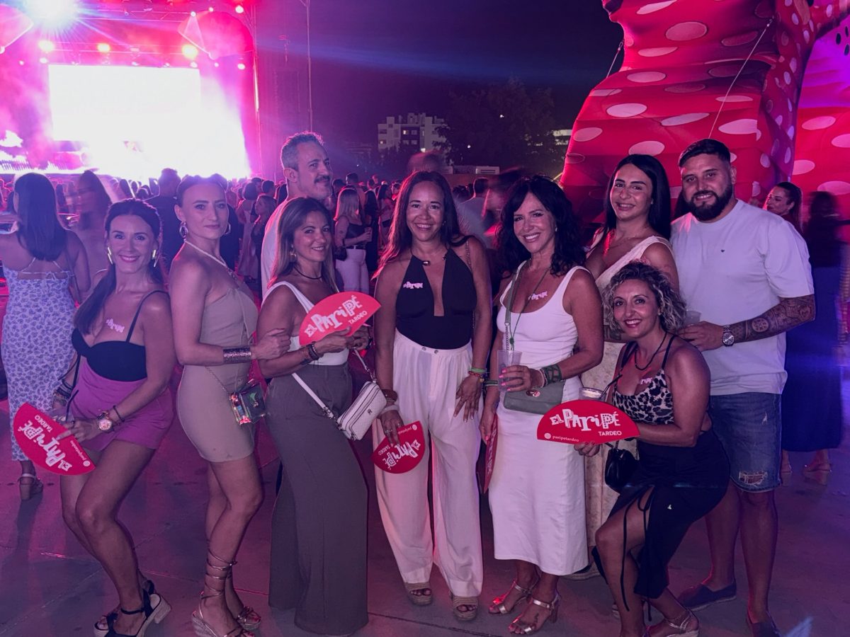 Estepona baila al ritmo del Paripé Summer Tour entre reguetón, grandes éxitos y rumbita - Estepona Paripe Summer Asistentes al Paripé Summer Tour en Estepona