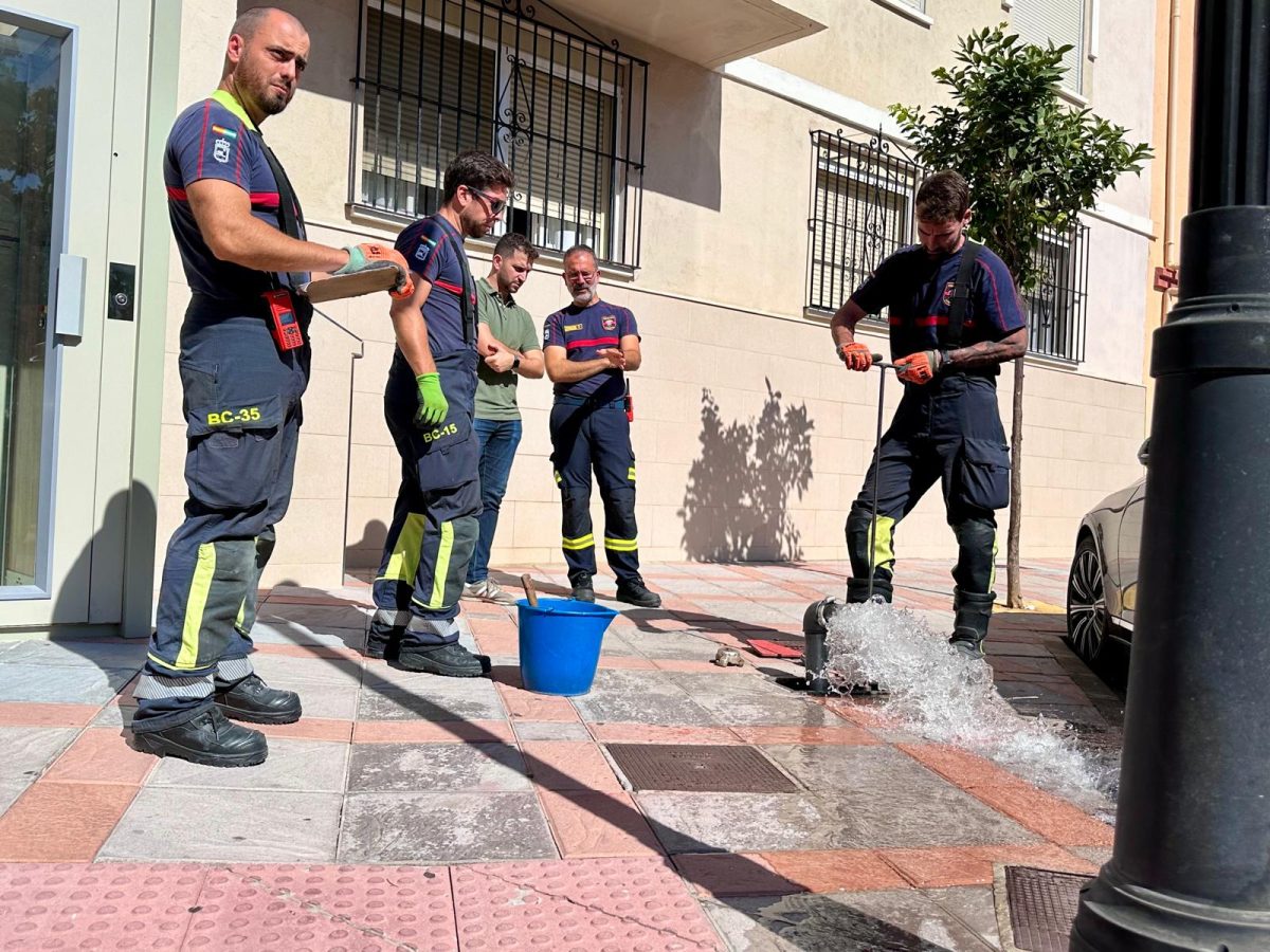 Así controla Fuengirola sus más de 700 hidrantes para actuar sin perder tiempo en un incendio - Fuengirola Bomberos Los Bomberos de Fuengirola revisan periódicamente los más de 700 hidrantes de la red pública
