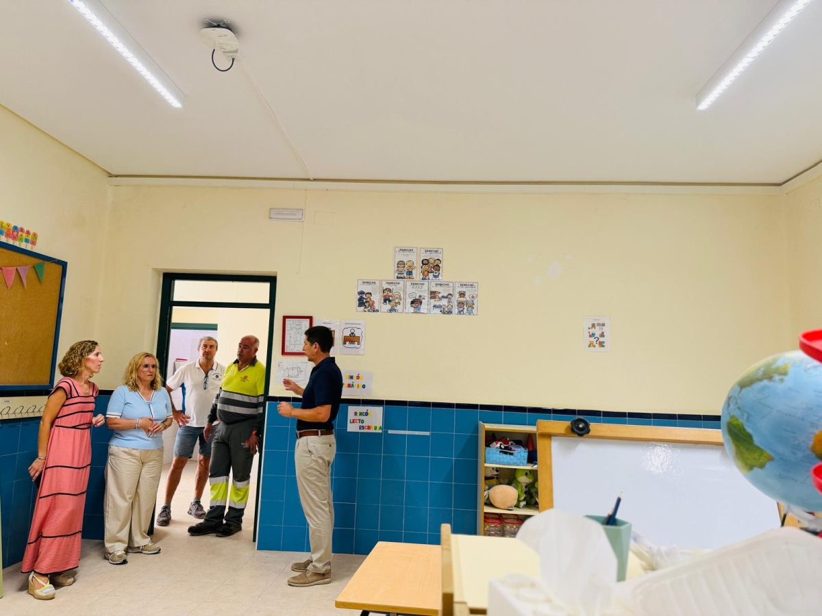 Fuengirola invierte más de 831.000 euros para poner a punto sus colegios antes del nuevo curso - Fuengirola obras colegios Visita de la alcaldesa a un colegio