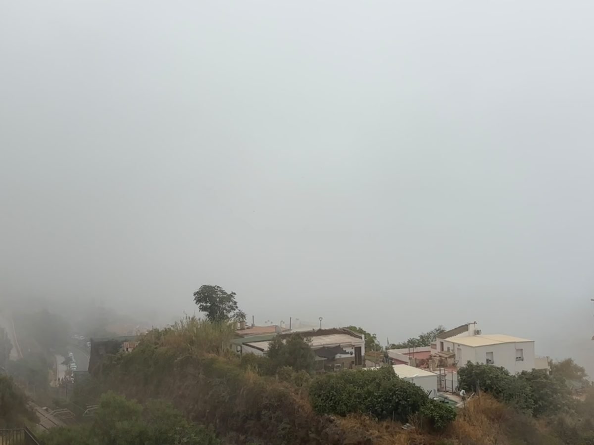 El taró vuelve a cubrir de niebla distintos puntos de la costa de Málaga - Fuengirola El taró tapa parte de la costa y la ciudad de Fuengirola
