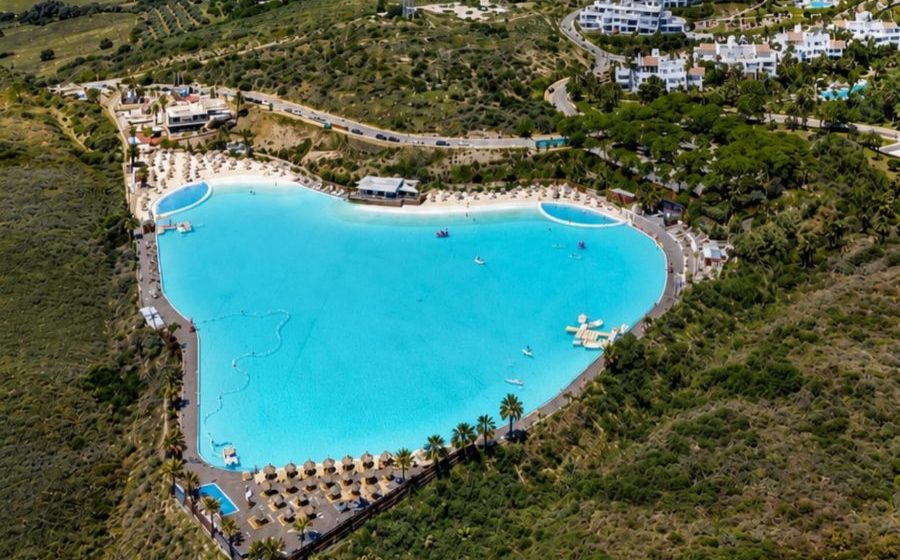 El pequeño ‘Caribe’ de Casares que presume de ser la laguna artificial más grande de Europa
