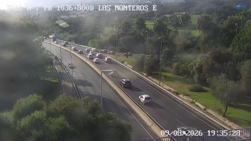 Un accidente complica la circulación en la A-7 en Marbella y obliga a cortar un carril - Malaga accidente trafico Problemas de tráfico en la A-7 de Marbella tras un accidente sentido Fuengirola