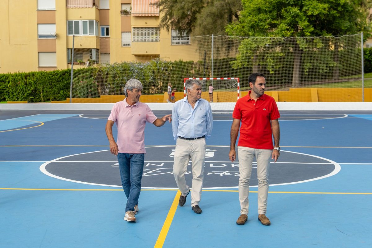 El Arquillo estrena una pista de fútbol sala renovada y más segura en San Pedro Alcántara - Marbella Futbol sala El Arquillo Visita municipal a las instalaciones