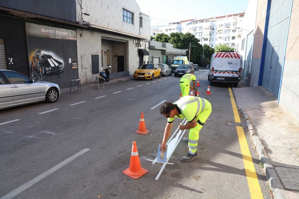 Marbella renueva la señalización vial del polígono de Nueva Andalucía para mejorar la seguridad y el tráfico - Marbella Nueva Andalucia Dieciséis nuevos hitos y señalización renovada para ordenar el tráfico en Nueva Andalucía