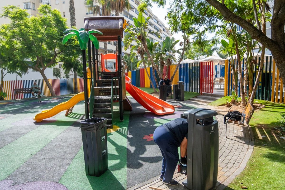 Los parques de Marbella estrenan papeleras: 149 unidades y casi 3.000 litros más de capacidad - Marbella areas infantiles Marbella instala 149 nuevas papeleras de mayor capacidad en parques y áreas infantiles