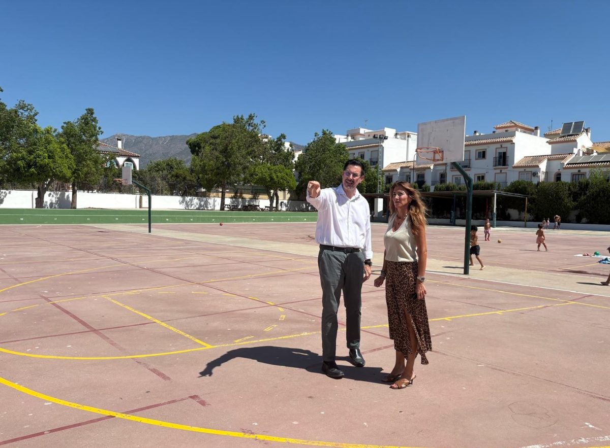 Mijas proyecta cubrir las pistas deportivas de once colegios públicos del municipio - Mijas colegios La alcaldesa, en uno de los colegios del municipio
