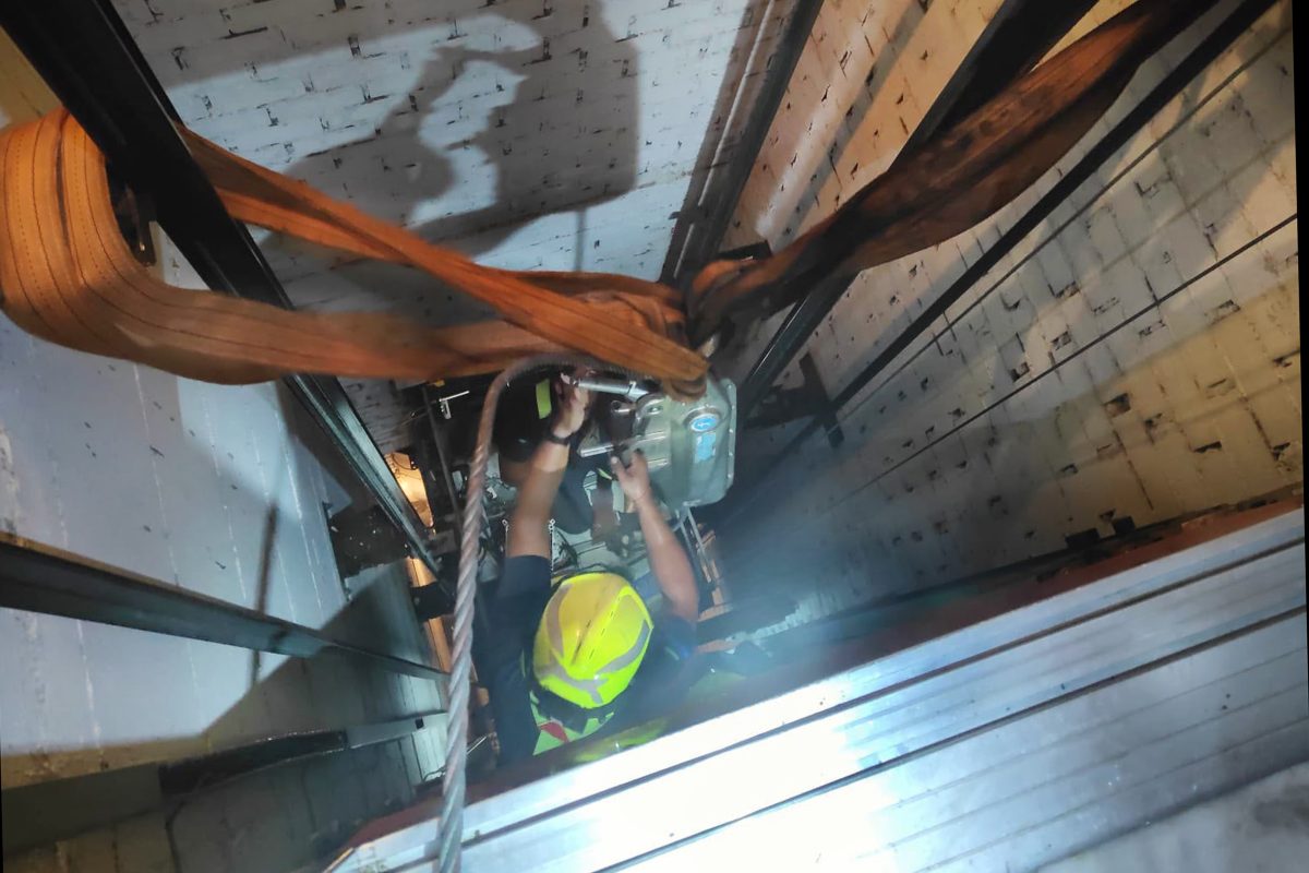Rescatan a tres menores tras permanecer más de tres horas atrapados en un ascensor en Marbella - Rescate menores ascensor marbella Rescatan a tres menores tras permanecer más de tres horas atrapados en un ascensor en Marbella