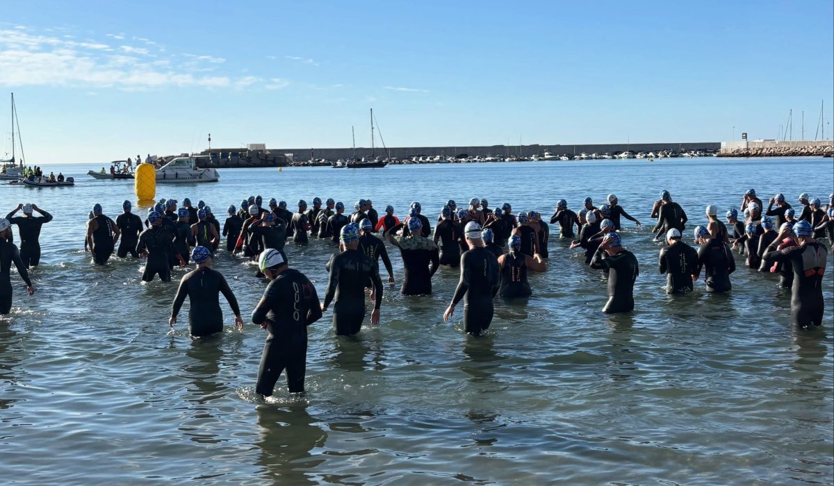 La Travesía a Nado María de Valdés llena de deporte las aguas de Fuengirola - Travesia Fuengirola Numerosos nadadores en aguas de Fuengirola
