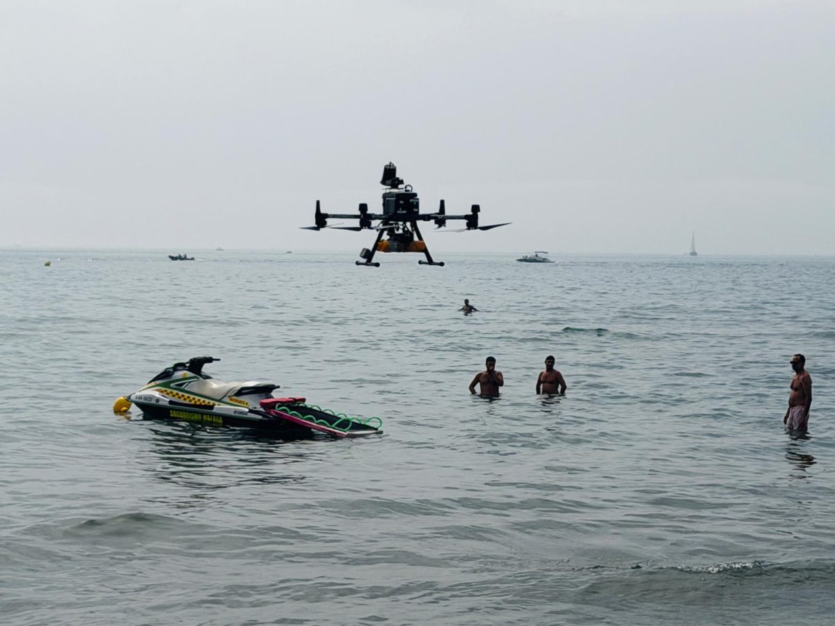 Nueve rescates y más de 2.600 servicios: así vigilan los drones las playas de Fuengirola - Un dron del servicio de aerovigilancia en pleno vuelo Nueve rescates y más de 2.600 servicios: así vigilan los drones las playas de Fuengirola - Un dron del servicio de aerovigilancia en pleno vuelo