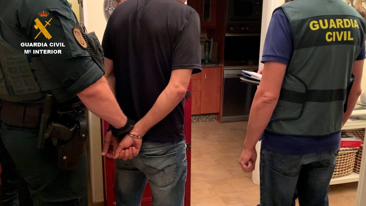 Absueltos los acusados de viajar desde Málaga para ejecutar a un ‘chivato’ de la ‘Mocro Maffia’ en Chiclana - Uno de los dos absueltos en el momento de su detencion en 2022 Uno de los dos absueltos en el momento de su detención en 2022