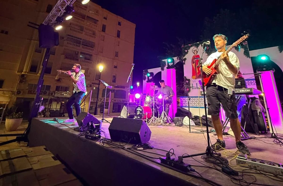 Sabinillas da la bienvenida a sus fiestas patronales con una noche de música - Vicente Espinel Actuación del grupo 'Aguardiente' en la Plaza Vicente Espinel de Sabinillas