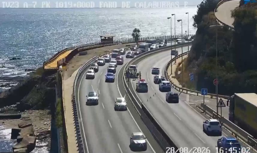 Un coche vuelca tras un accidente con otro turismo en la A-7 a la altura de La Cala de Mijas - accidente a7 la cala mijas Un coche vuelca tras un accidente con otro turismo en la A-7 a la altura de La Cala de Mijas