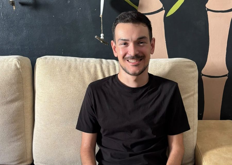Adrián tenía 25 años cuando la ELA cambió su vida, ahora lucha para ayudar a otros con ‘Neuronas con Chispa’