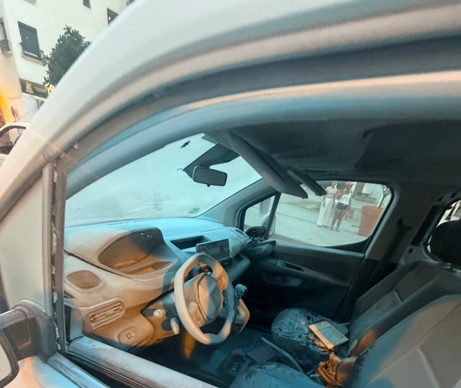 Varios vecinos salvan a un hombre que intentaba quitarse la vida dentro de su coche en Sabinillas - coche manilva e1787909563147 Varios vecinos salvan a un hombre que intentaba quitarse la vida dentro de su coche en Sabinillas