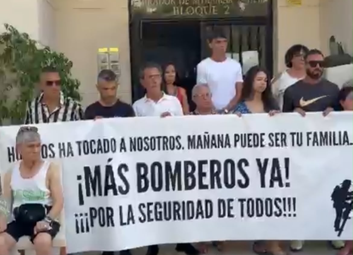 «Con tres personas no se puede apagar un fuego y salvar vidas a la vez»: vecinos de Benalmádena se movilizan para pedir más bomberos - concentracion vecinos bomberos benalmadena «Con tres personas no se puede apagar un fuego y salvar vidas a la vez»: vecinos de Benalmádena se movilizan para pedir más bomberos