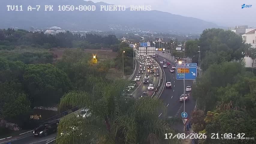 La A-7 vuelve a complicarse en Marbella: nivel amarillo y varios kilómetros de tráfico lento