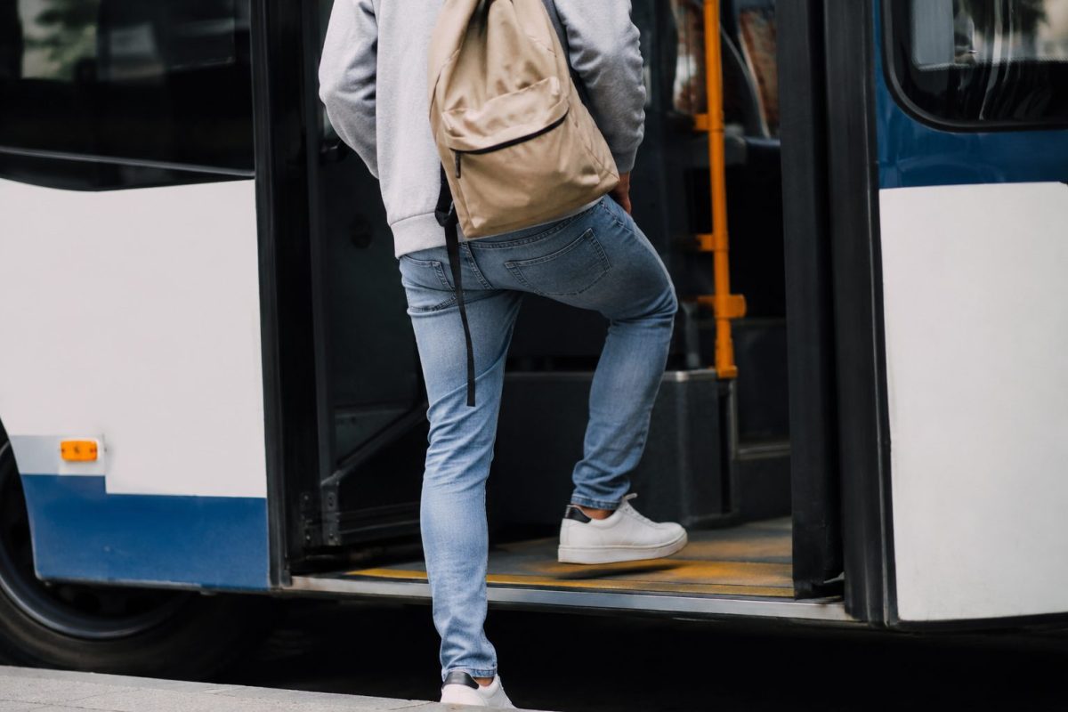 Mijas aumenta hasta un 50% las becas para el transporte universitario: estos son los requisitos para solicitarlas - estudiante subiendo autobus Mijas aumenta hasta un 50% las becas para el transporte universitario: estos son los requisitos para solicitarlas
