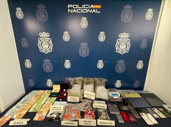 Hachís escondido entre chocolatinas y 32.000 euros: cinco detenidos en un ‘coffee shop’ de Marbella - foto efectos intervenidos Hachís escondido entre chocolatinas y 32.000 euros: cinco detenidos en un ‘coffee shop’ de Marbella - foto efectos intervenidos