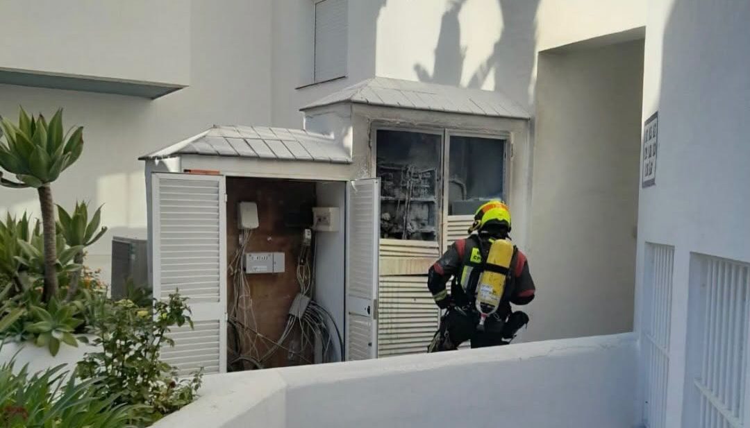 Arde un cuarto de contadores en un edificio de viviendas de Casares Costa