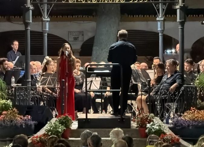 La Plaza del Reloj se queda pequeña para ver a Martina Pérez junto a la Banda Municipal de Estepona